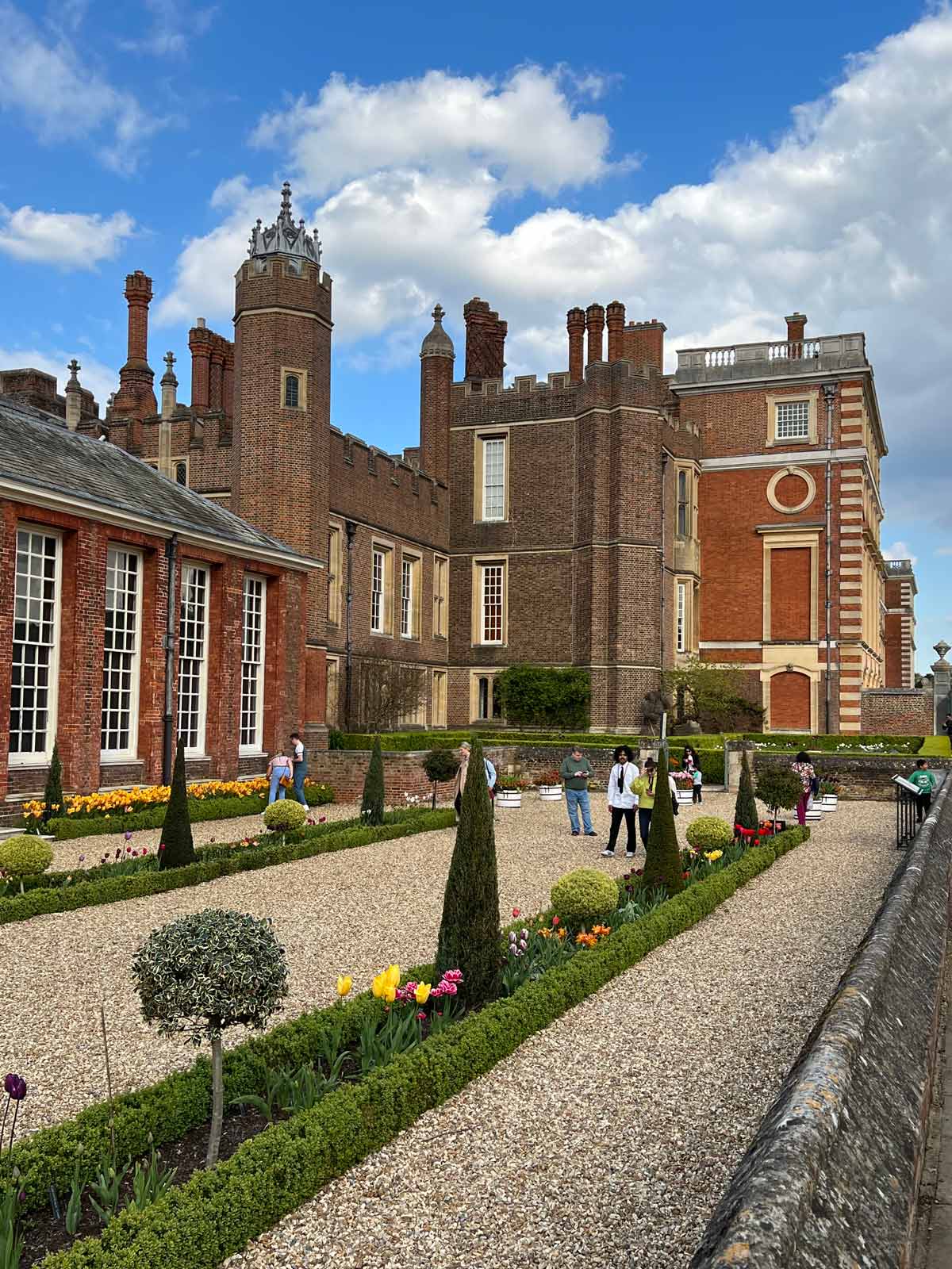 www. >Hampton-Court-Palace-gardens