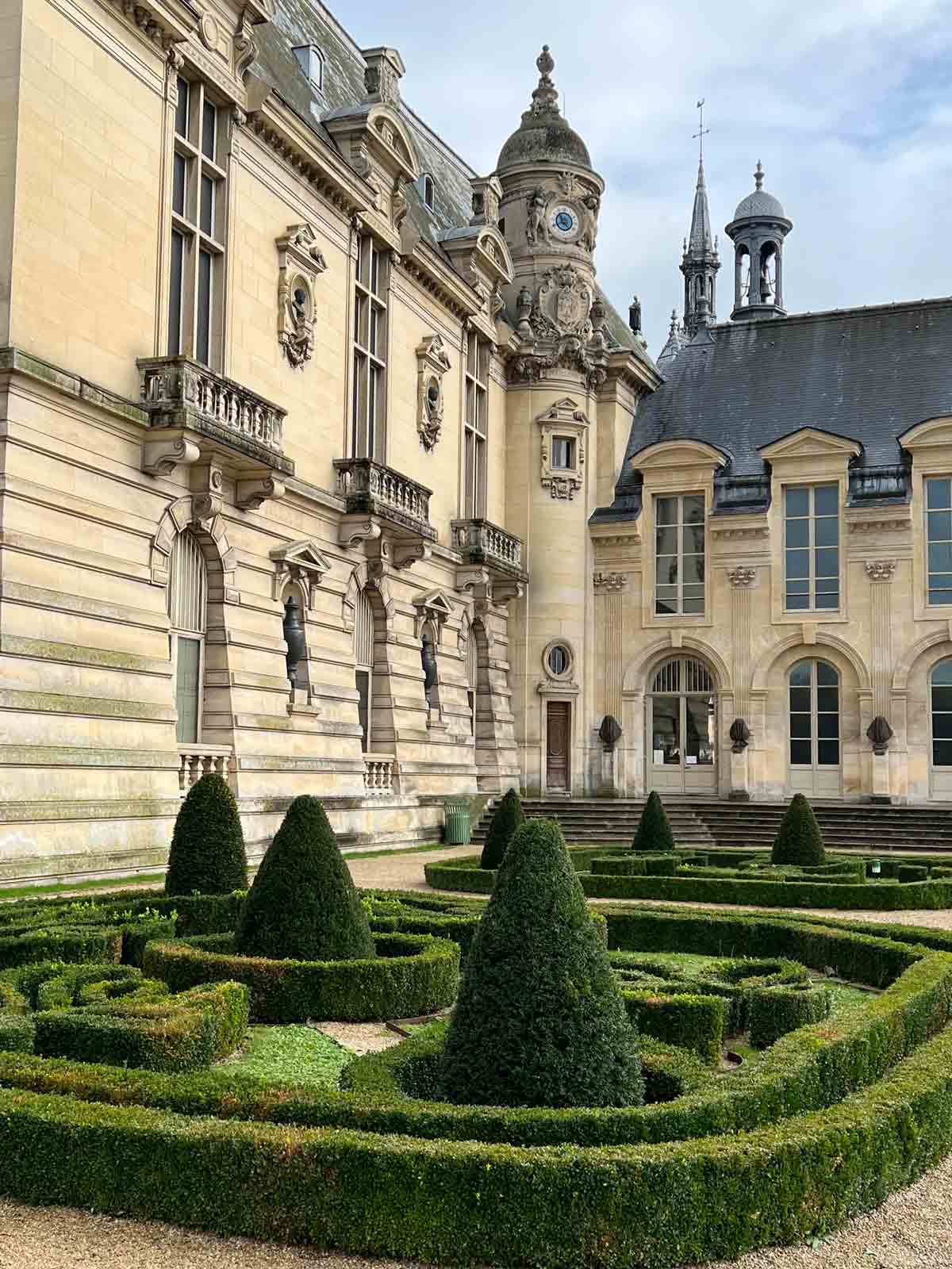 Le château de Chantilly, ovni culturel, s'enfonce dans le rouge